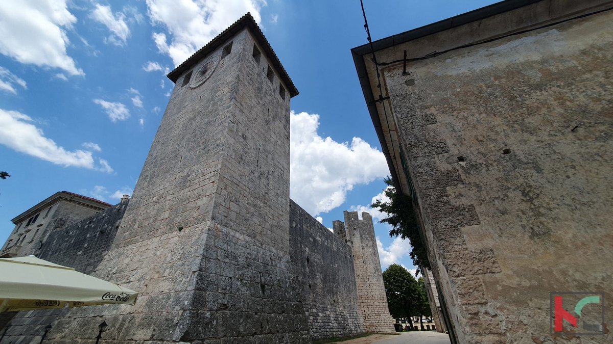 Istra, Svetvinčenat, stara istrska hiša za obnovo 220m2 + vrt 210m2 #prodaja