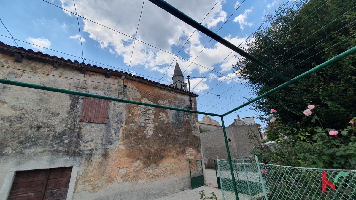 Istra, Svetvinčenat, stara istrska hiša za obnovo 220m2 + vrt 210m2 #prodaja