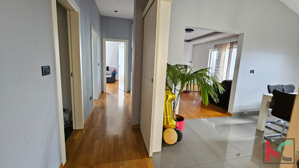 Pula, Valdebek, stanovanje 131m2, 3s + kopalnica z dvema parkirnima mestoma in veliko teraso #prodaja