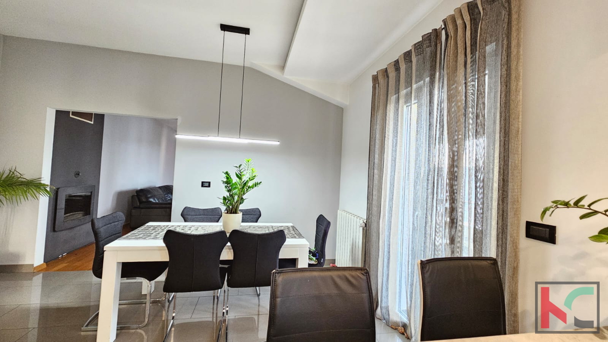 Pula, Valdebek, stanovanje 131m2, 3s + kopalnica z dvema parkirnima mestoma in veliko teraso #prodaja