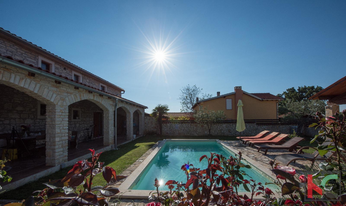 ISTRA, SVETVINČENAT, KAMENA HIŠA Z OGREVANIM BAZENOM NA 1200 M2 PARCELI, #PRODAJA