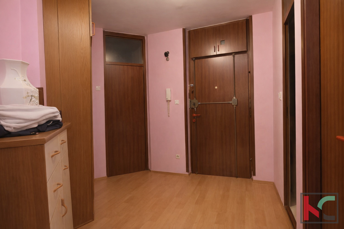 PULA, STOJA, PROSTORN TRISOBEN STAN V PRVEM NADSTROPJU #PRODAJA