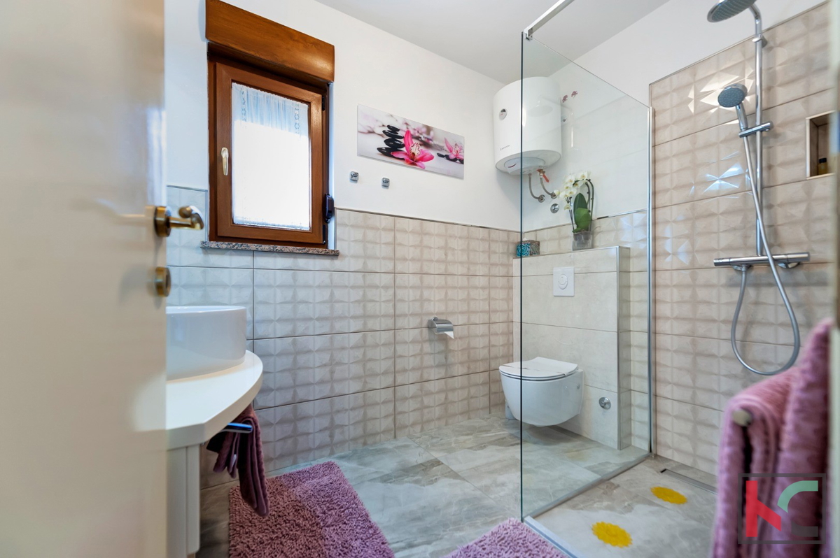 Rovinj, samostojna hiša 360m2 tri apartmaje in ločena hiša je odlična lokacija