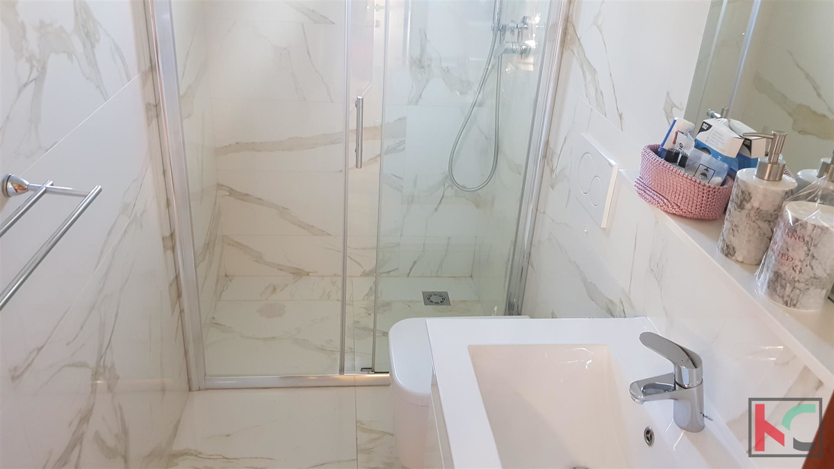 Rovinj, samostojna hiša 360m2 tri apartmaje in ločena hiša je odlična lokacija
