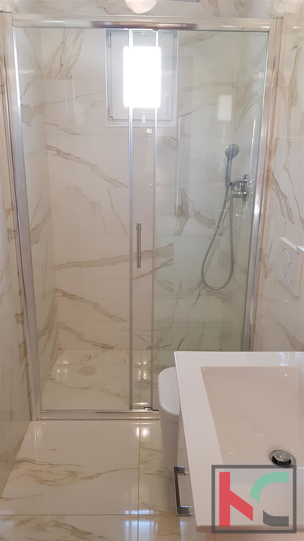 Rovinj, samostojna hiša 360m2 tri apartmaje in ločena hiša je odlična lokacija