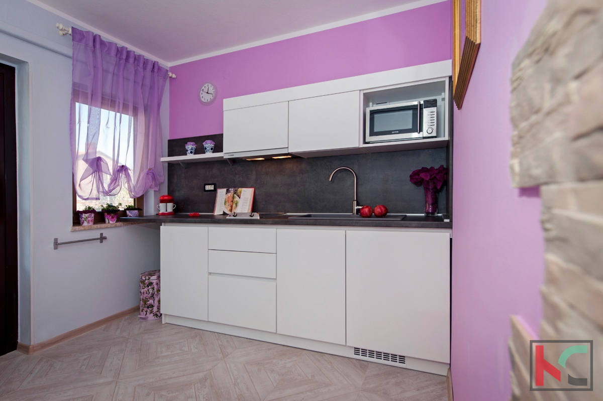 Rovinj, samostojna hiša 360m2 tri apartmaje in ločena hiša je odlična lokacija