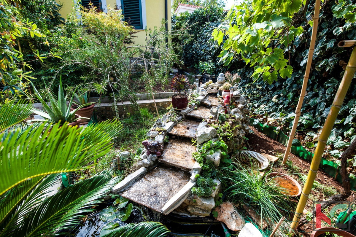 Rovinj, samostojna hiša 360m2 tri apartmaje in ločena hiša je odlična lokacija