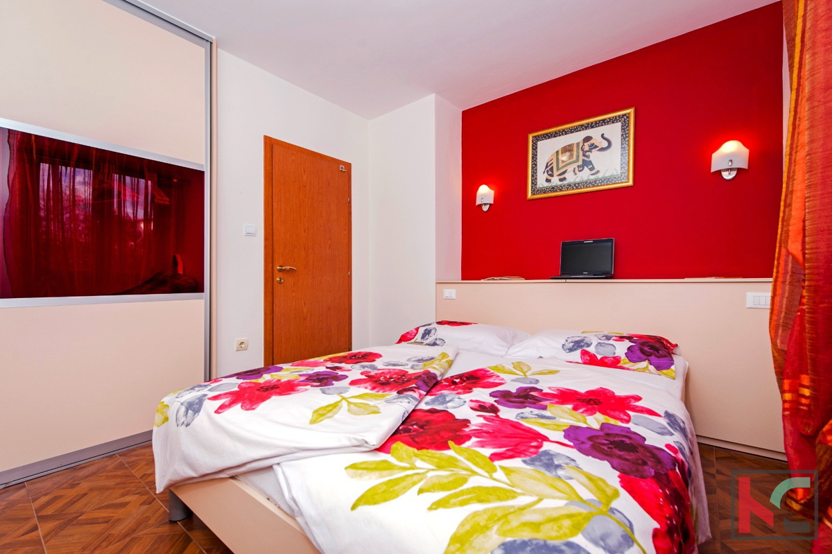 Rovinj, samostojna hiša 360m2 tri apartmaje in ločena hiša je odlična lokacija