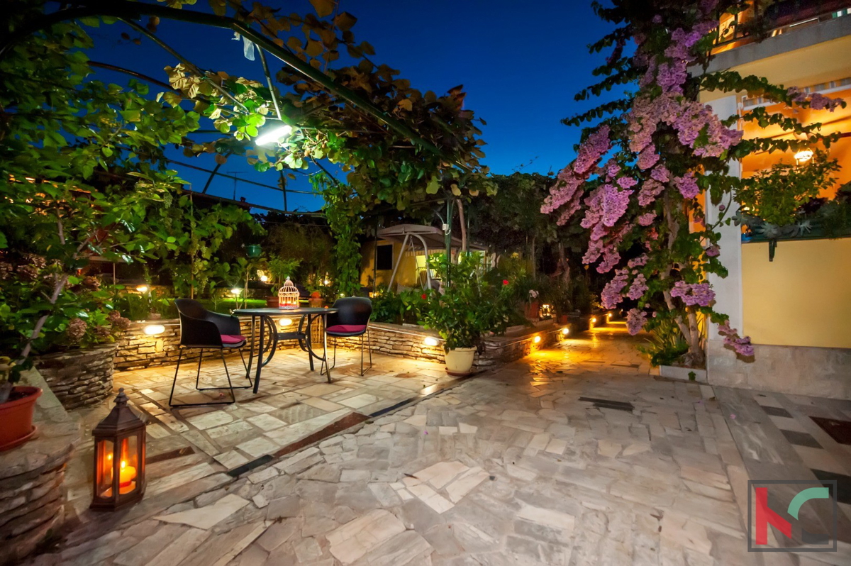 Rovinj, samostojna hiša 360m2 tri apartmaje in ločena hiša je odlična lokacija