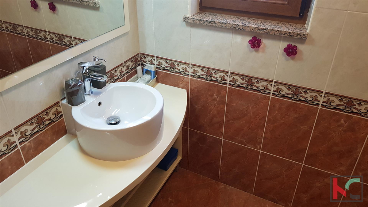 Rovinj, samostojna hiša 360m2 tri apartmaje in ločena hiša je odlična lokacija