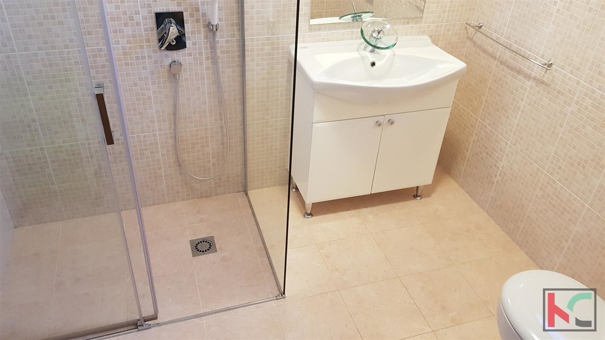 Rovinj, samostojna hiša 360m2 tri apartmaje in ločena hiša je odlična lokacija