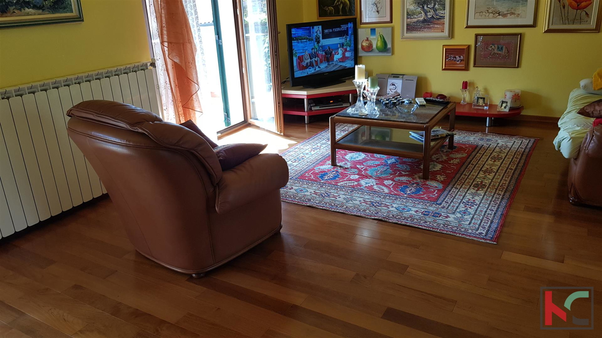 Rovinj, samostojna hiša 360m2 tri apartmaje in ločena hiša je odlična lokacija