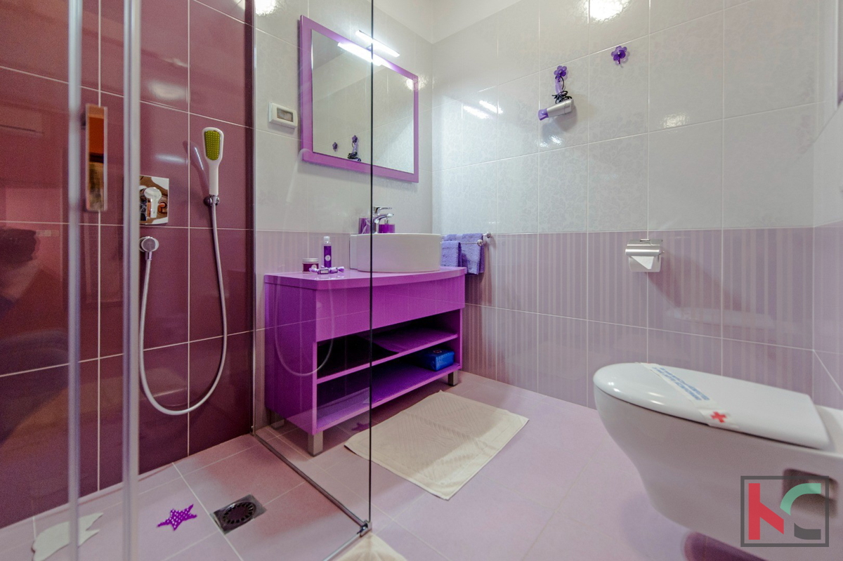 Rovinj, samostojna hiša 360m2 tri apartmaje in ločena hiša je odlična lokacija