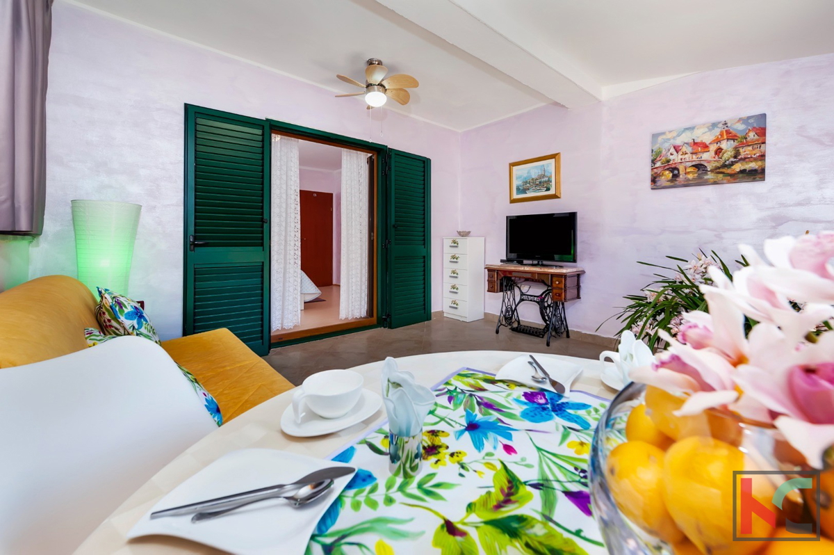 Rovinj, samostojna hiša 360m2 tri apartmaje in ločena hiša je odlična lokacija