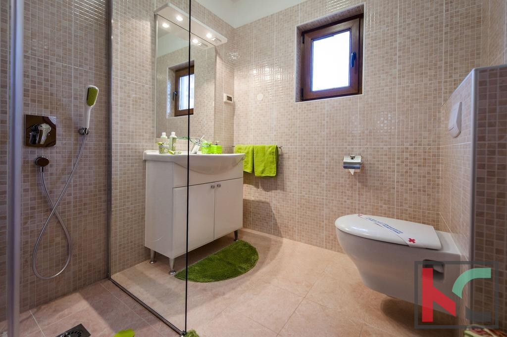 Rovinj, samostojna hiša 360m2 tri apartmaje in ločena hiša je odlična lokacija
