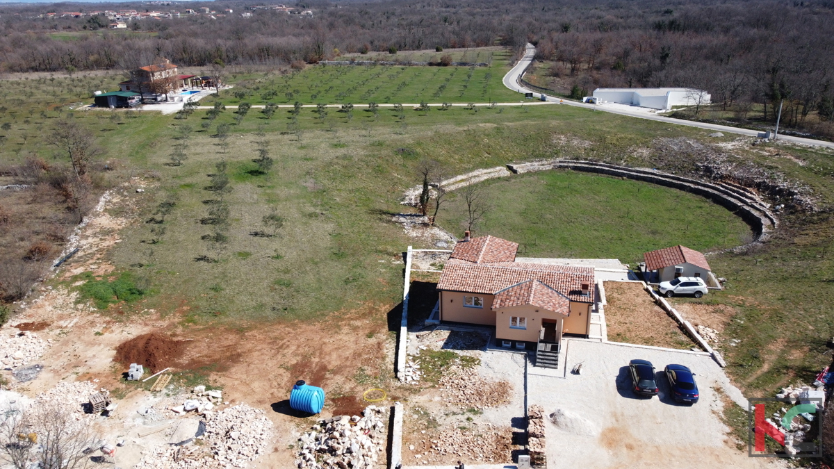 Istra, Svetvinčenat, hiša 237m2 v novogradnji z bazenom na mirni lokaciji