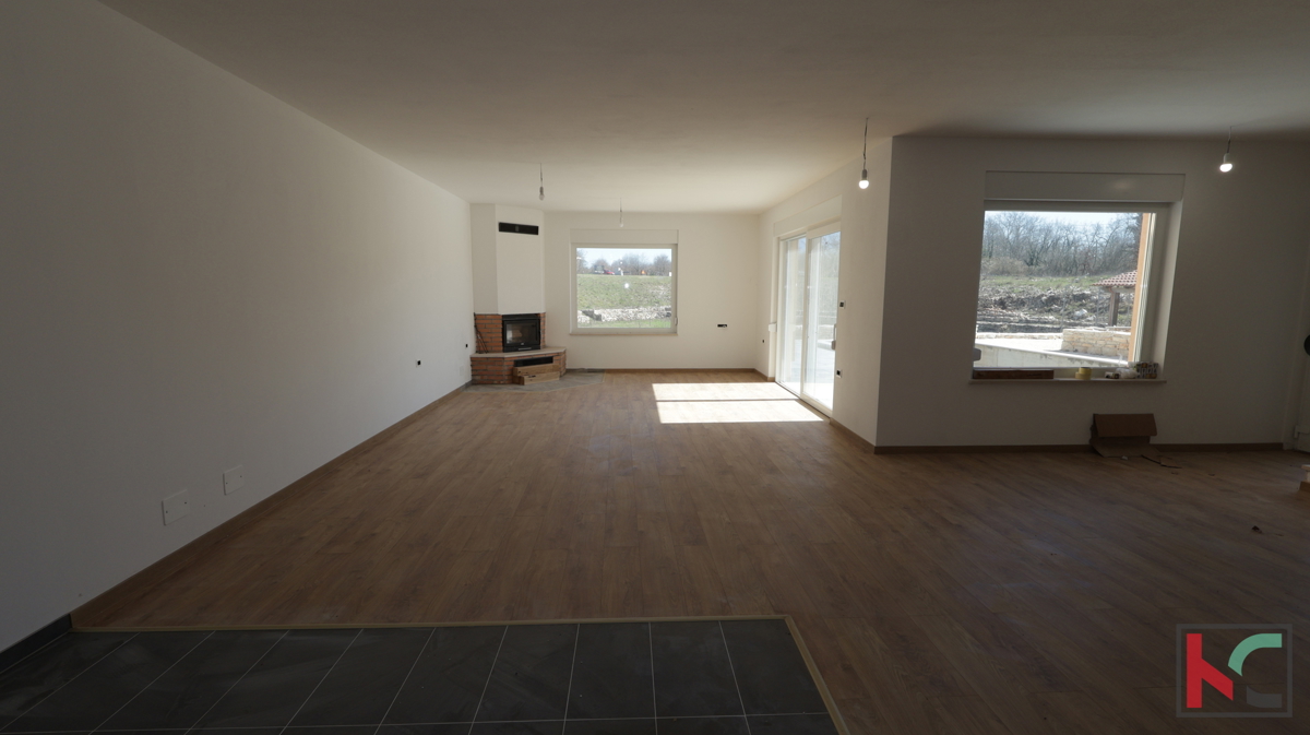 Istra, Svetvinčenat, hiša 237m2 v novogradnji z bazenom na mirni lokaciji