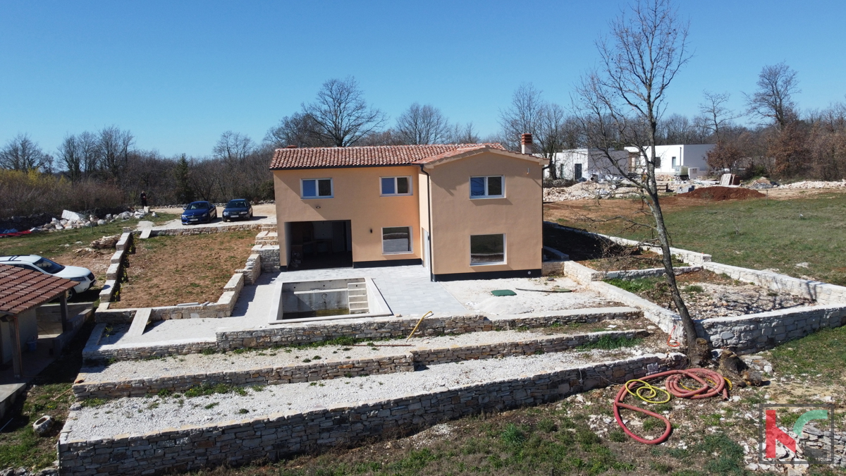 Istra, Svetvinčenat, hiša 237m2 v novogradnji z bazenom na mirni lokaciji