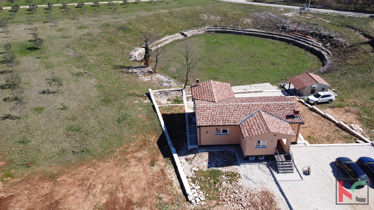 Istra, Svetvinčenat, hiša 237m2 v novogradnji z bazenom na mirni lokaciji