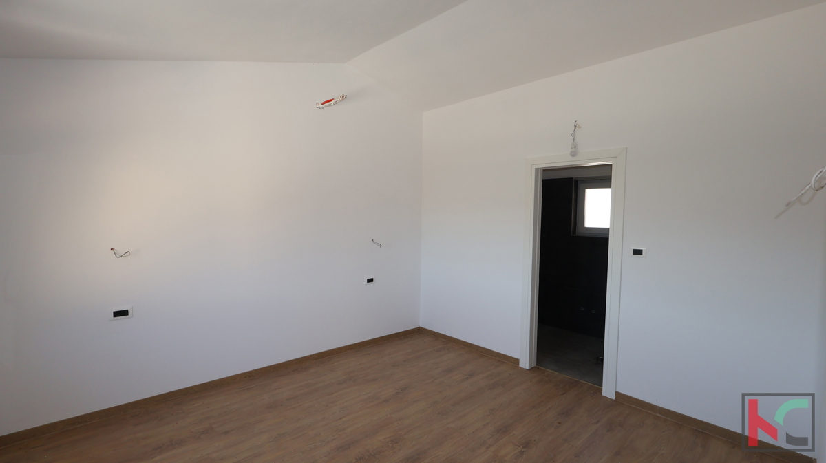 Istra, Svetvinčenat, hiša 237m2 v novogradnji z bazenom na mirni lokaciji