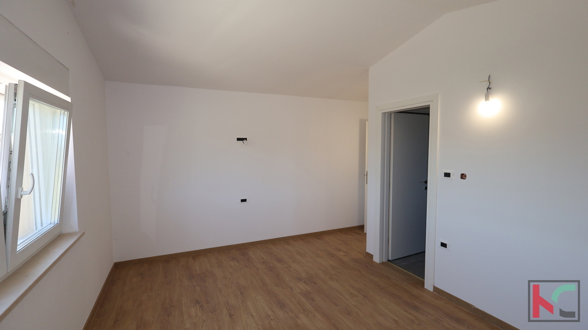 Istra, Svetvinčenat, hiša 237m2 v novogradnji z bazenom na mirni lokaciji