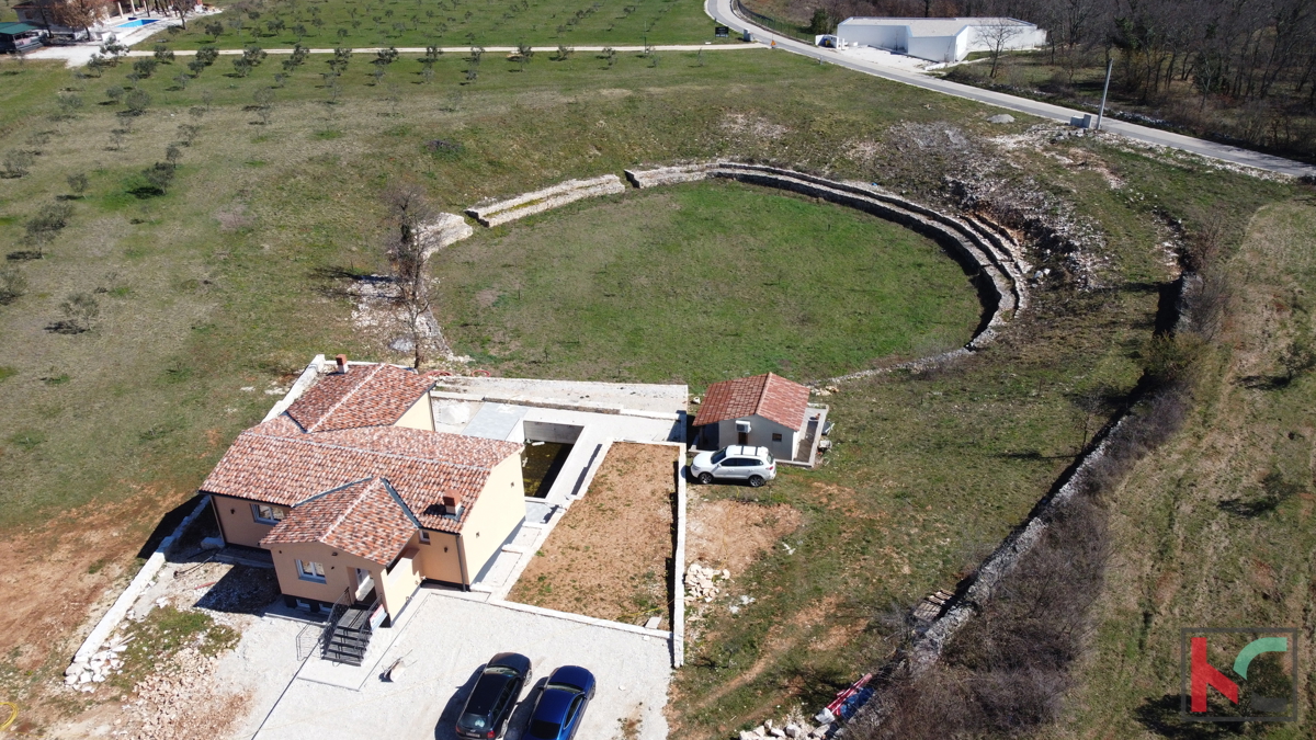 Istra, Svetvinčenat, hiša 237m2 v novogradnji z bazenom na mirni lokaciji