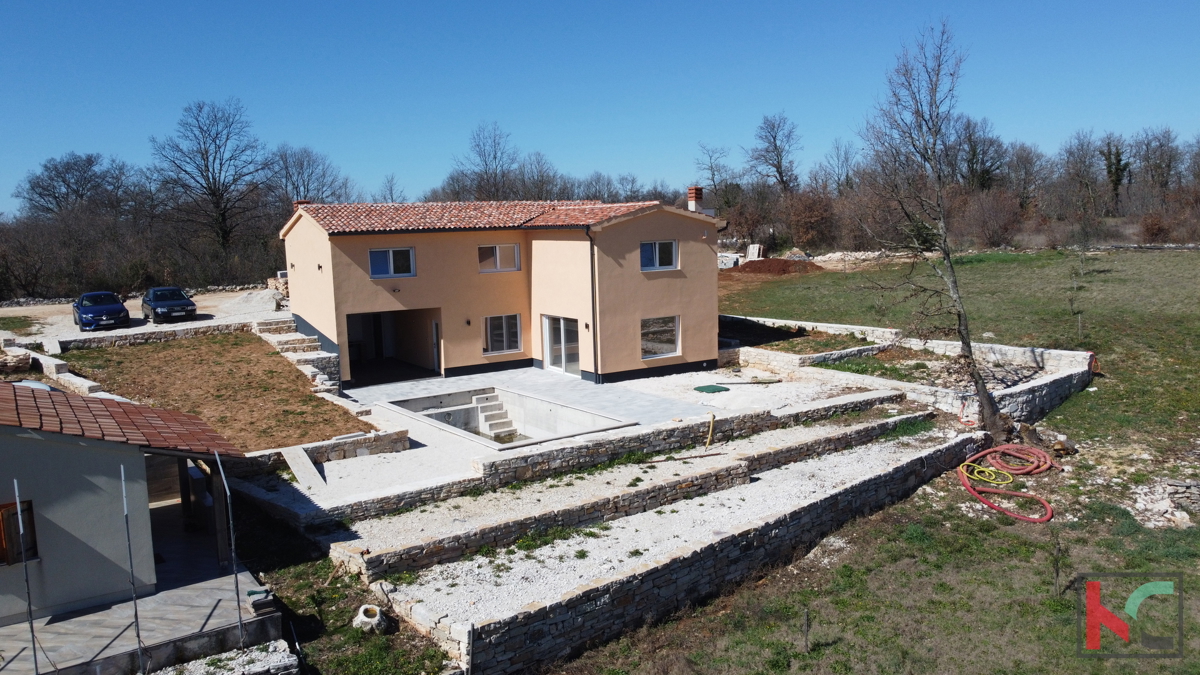 Istra, Svetvinčenat, hiša 237m2 v novogradnji z bazenom na mirni lokaciji