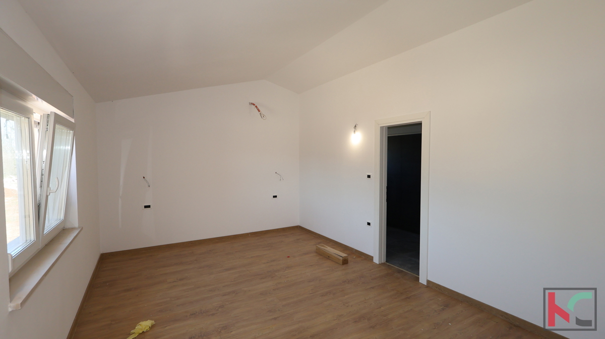 Istra, Svetvinčenat, hiša 237m2 v novogradnji z bazenom na mirni lokaciji