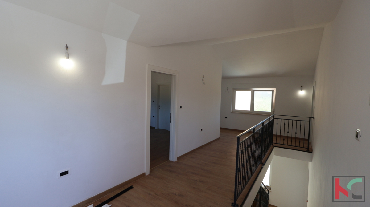 Istra, Svetvinčenat, hiša 237m2 v novogradnji z bazenom na mirni lokaciji
