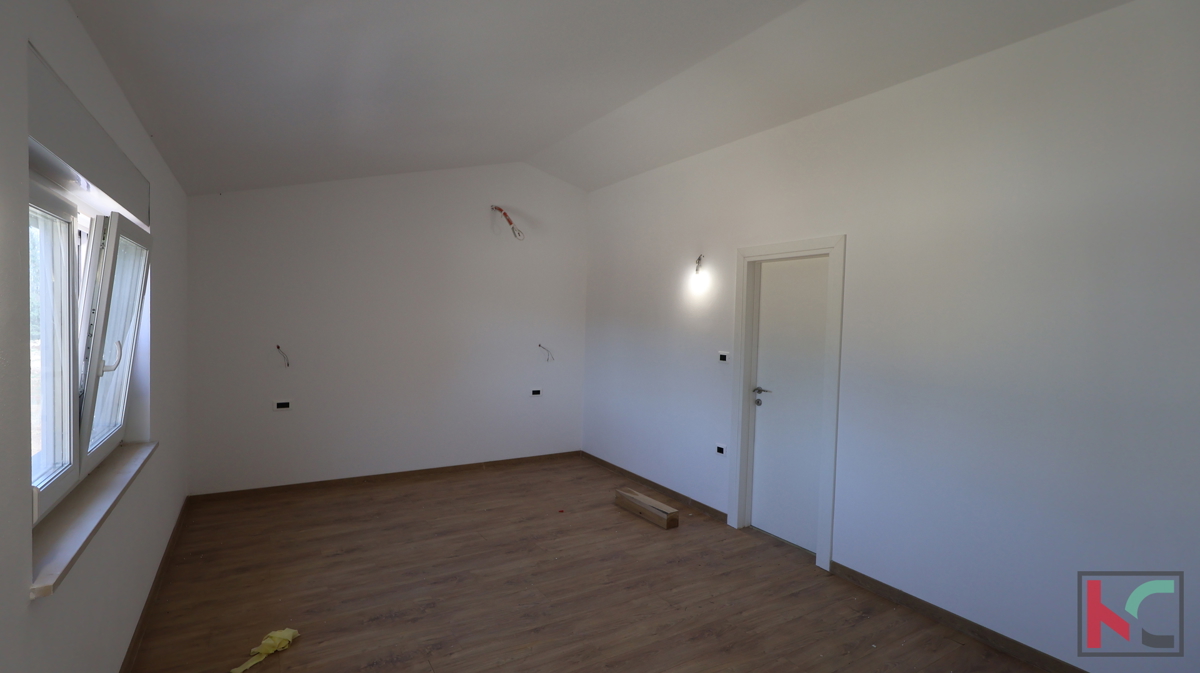 Istra, Svetvinčenat, hiša 237m2 v novogradnji z bazenom na mirni lokaciji