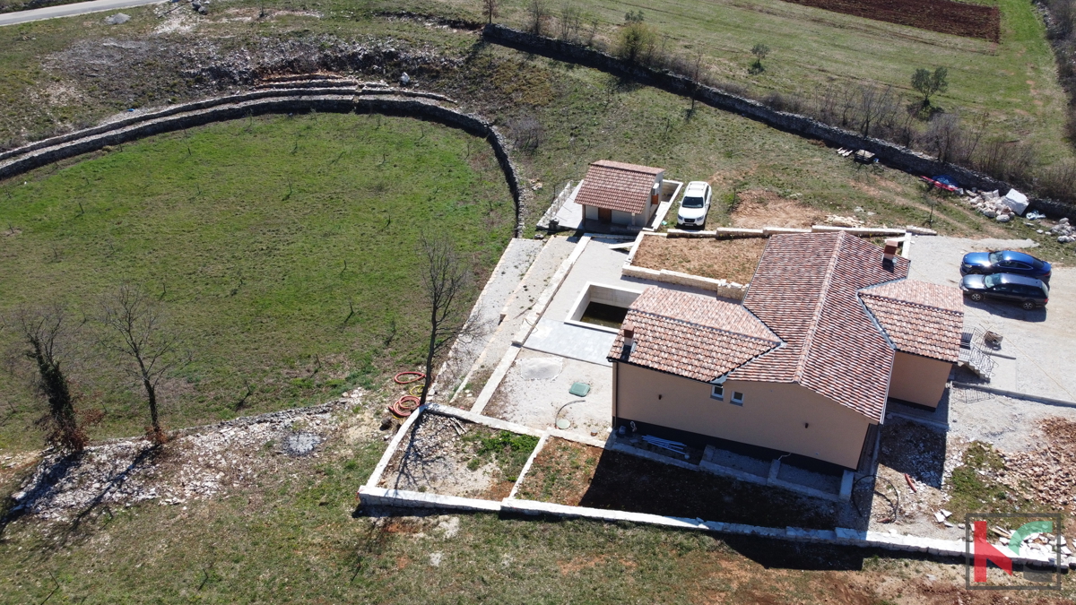 Istra, Svetvinčenat, hiša 237m2 v novogradnji z bazenom na mirni lokaciji