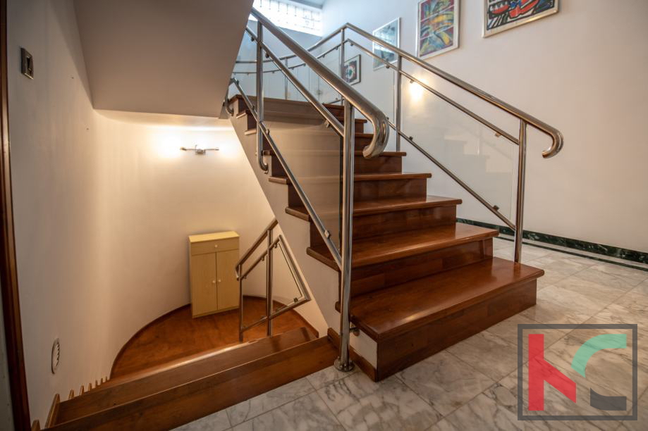 Medulin, Vinkuran, hiša z dvema apartmajema 210m2 bivalne površine, 300 m od morja #prodaja