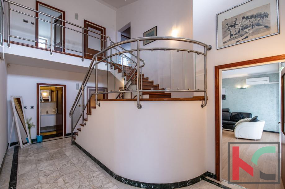 Medulin, Vinkuran, hiša z dvema apartmajema 210m2 bivalne površine, 300 m od morja #prodaja