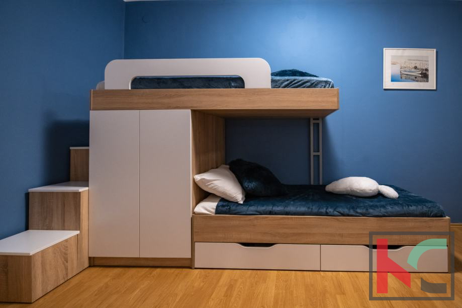 Medulin, Vinkuran, hiša z dvema apartmajema 210m2 bivalne površine, 300 m od morja #prodaja