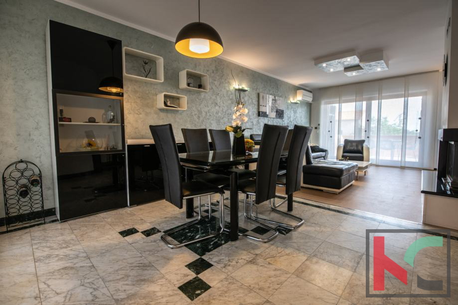Medulin, Vinkuran, hiša z dvema apartmajema 210m2 bivalne površine, 300 m od morja #prodaja