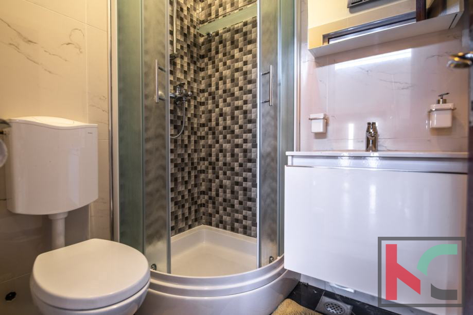 Medulin, Vinkuran, hiša z dvema apartmajema 210m2 bivalne površine, 300 m od morja #prodaja