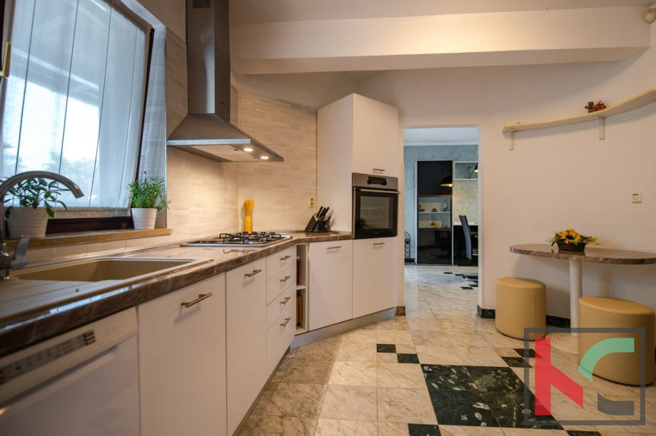 Medulin, Vinkuran, hiša z dvema apartmajema 210m2 bivalne površine, 300 m od morja #prodaja