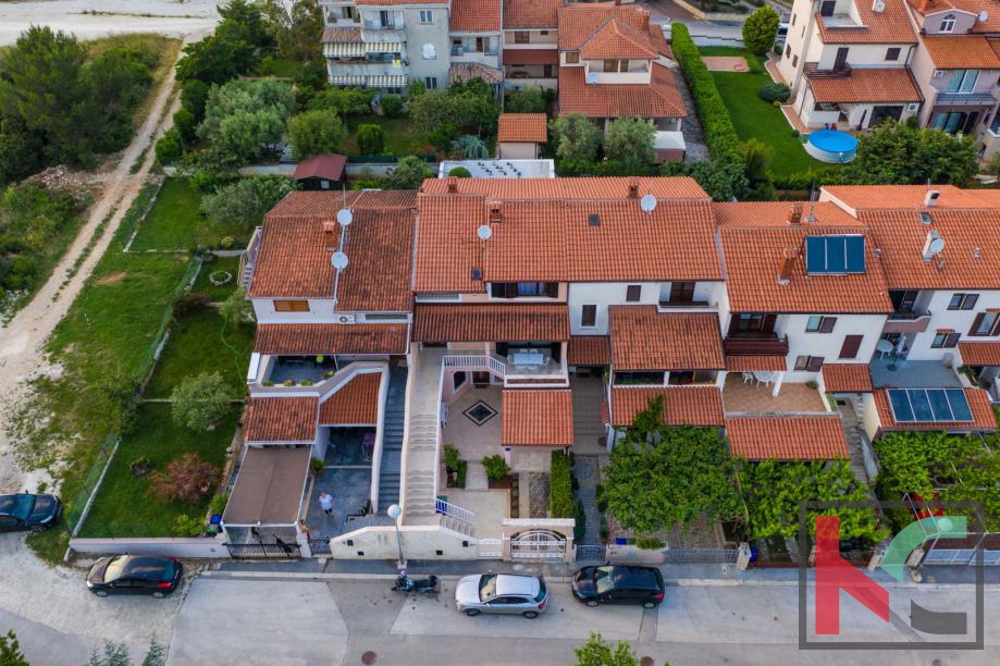 Medulin, Vinkuran, hiša z dvema apartmajema 210m2 bivalne površine, 300 m od morja #prodaja