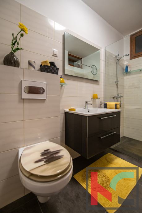 Medulin, Vinkuran, hiša z dvema apartmajema 210m2 bivalne površine, 300 m od morja #prodaja