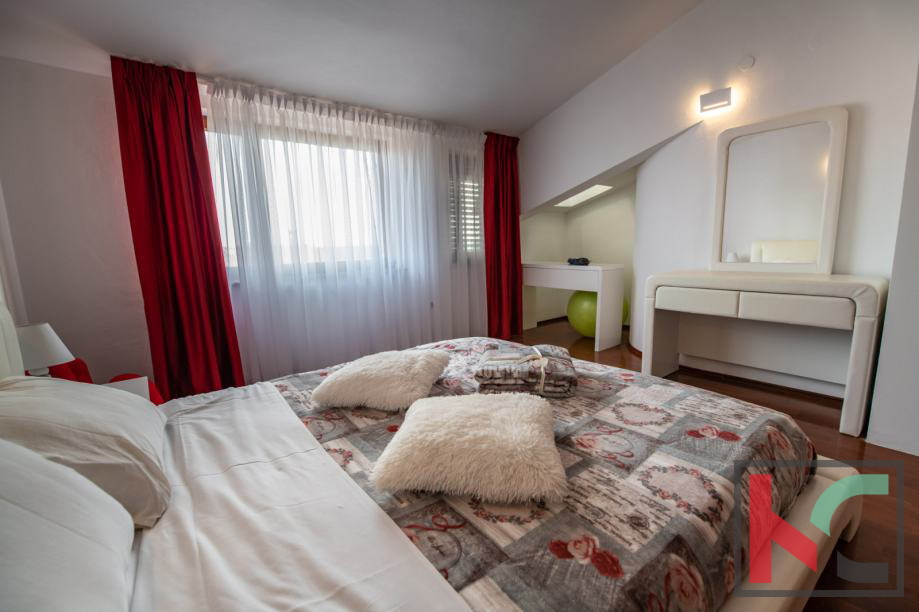 Medulin, Vinkuran, hiša z dvema apartmajema 210m2 bivalne površine, 300 m od morja #prodaja