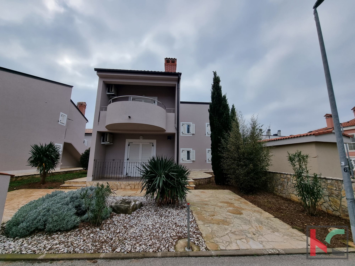 Istra, Medulin, počitniška hiša z dvema apartmajema, 200m od plaže, #prodaja