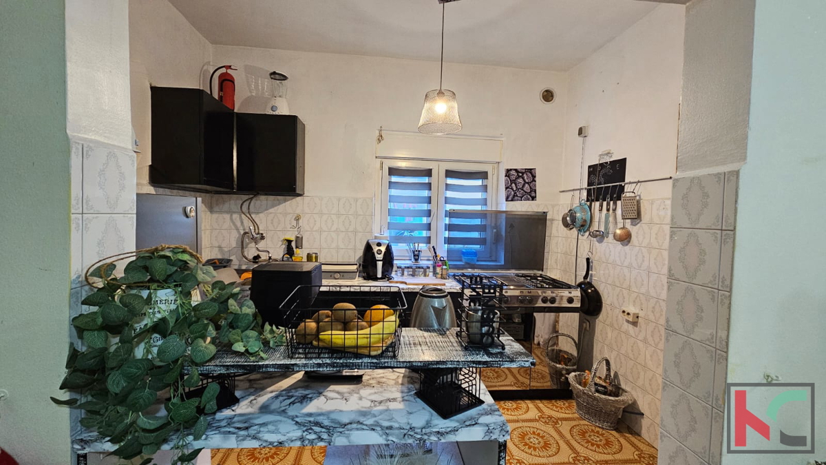 Pula, Valdebek, 6sobna hiša z urejenim poslovnim prostorom #prodaja