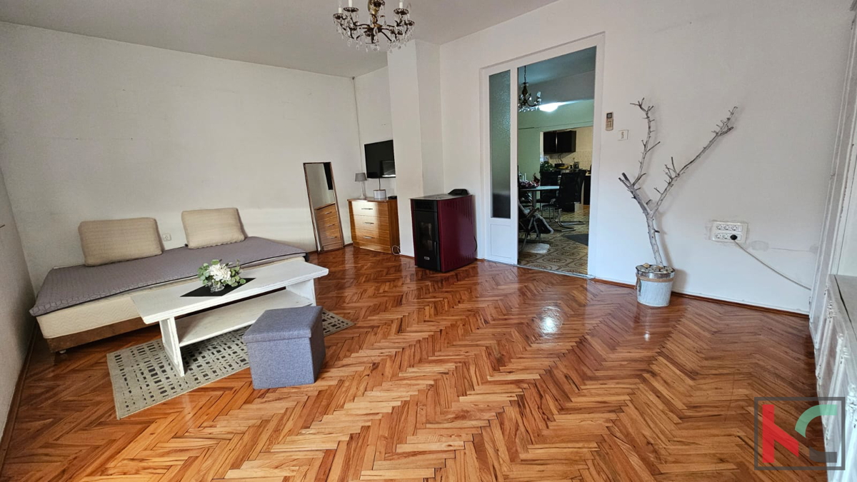 Pula, Valdebek, 6sobna hiša z urejenim poslovnim prostorom #prodaja