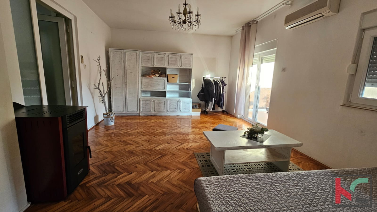 Pula, Valdebek, 6sobna hiša z urejenim poslovnim prostorom #prodaja
