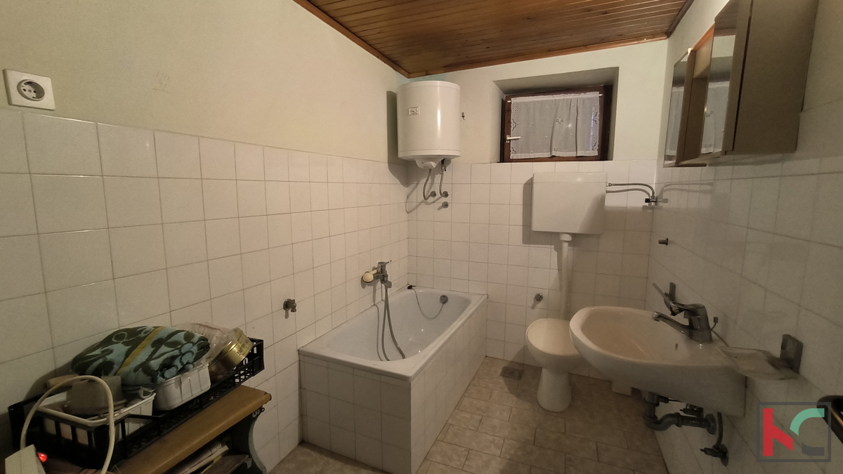 LIŽNJAN, OKOLICA, KAMNITA HIŠA Z DVORIŠČEM