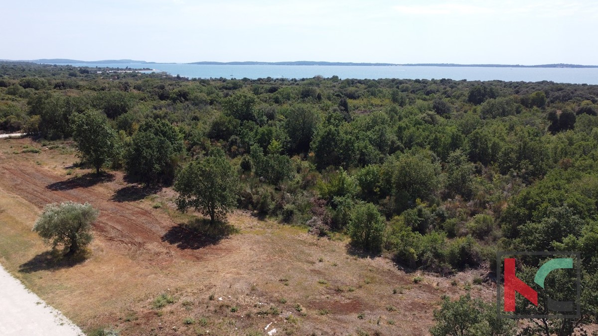 Istra - Peroj, vikend zemljišče 619m2 v bližini plaž in morja