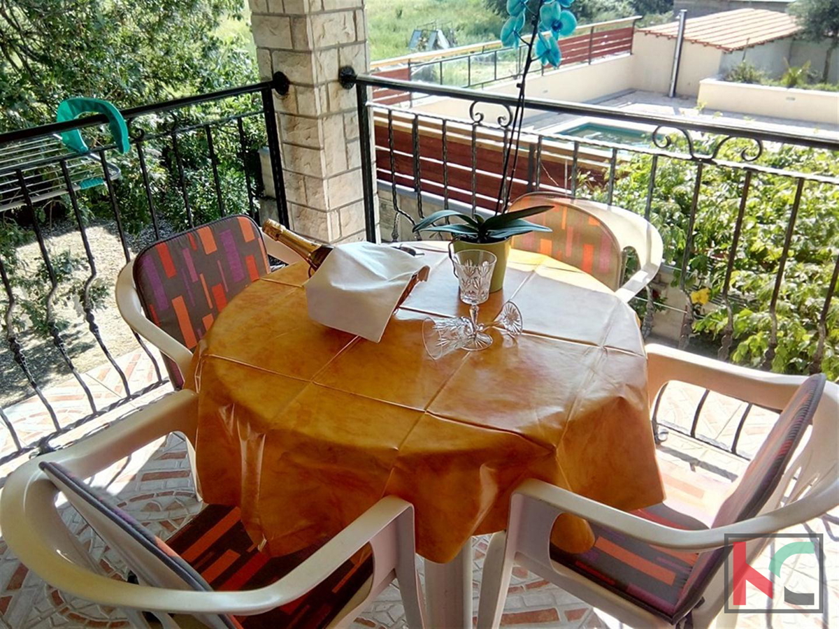 Ližnjan, Šišan, samostojna hiša 230m2 s tremi apartmaji, 900m2 vrta, mirna lokacija