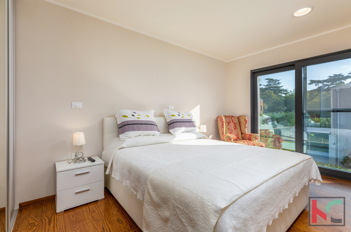 Istra, Fažana, luksuzna vila z bazenom in urejenim vrtom 642 m2, 100 m od morja, dvigalo
