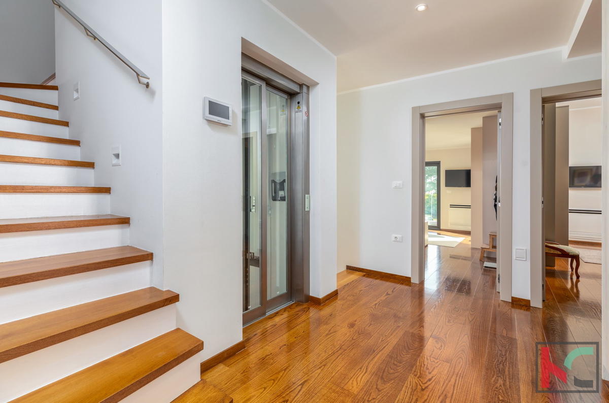 Istra, Fažana, luksuzna vila z bazenom in urejenim vrtom 642 m2, 100 m od morja, dvigalo