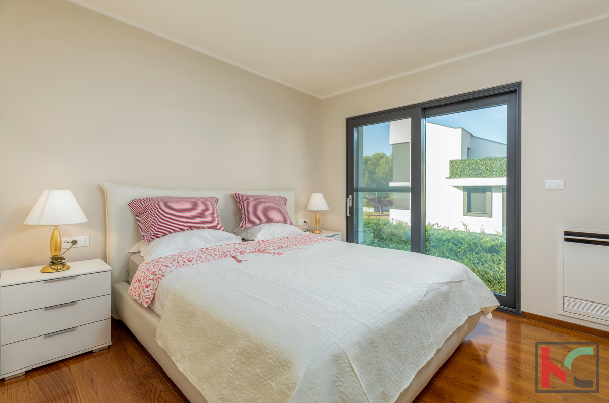 Istra, Fažana, luksuzna vila z bazenom in urejenim vrtom 642 m2, 100 m od morja, dvigalo